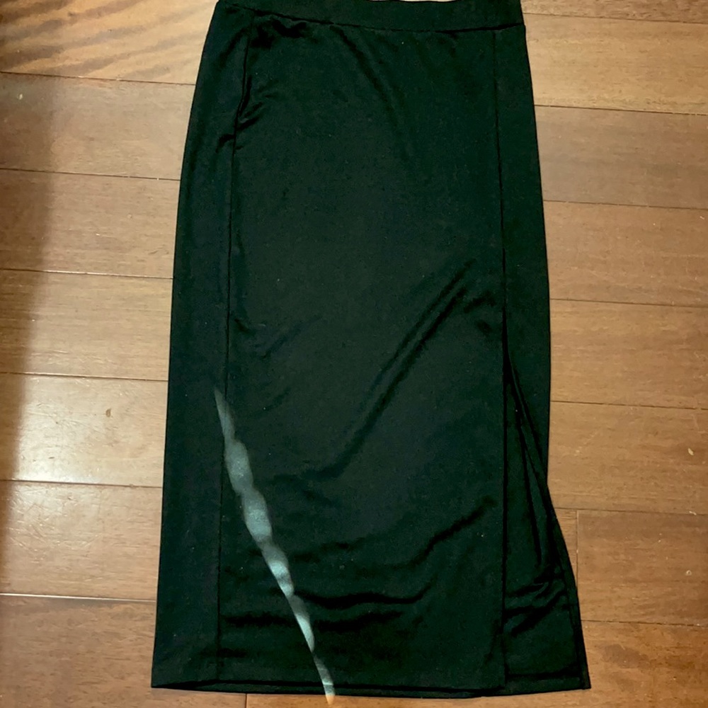 Women’s fitted midi skirt w/ slit